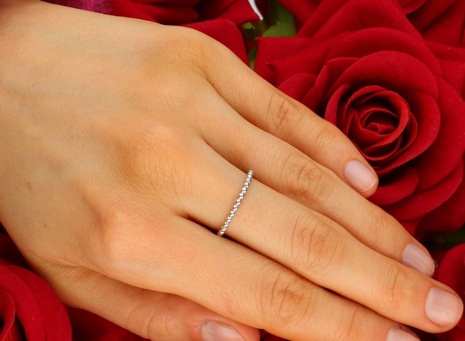 Złoty pierścionek damski z białego złota 585 Obrączka z kuleczek. Pierścionek wykonany z białego14 karatowego złota. Złota obrączka z drobnych kuleczek. Modny, stylowy złoty dodatek.1.jpg